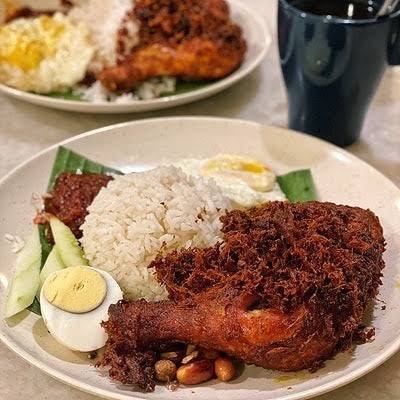 Village Park Nasi Lemak店铺门口，位于Damansara