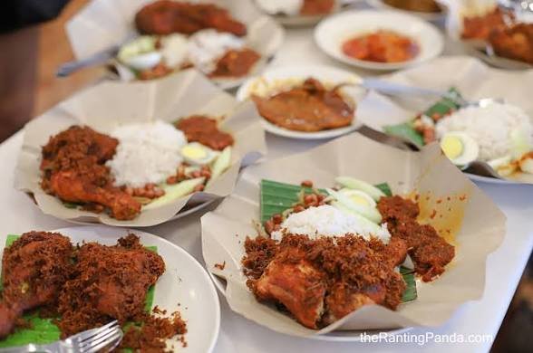 Village Park招牌Ayam Goreng Berempah椰浆饭餐点展示